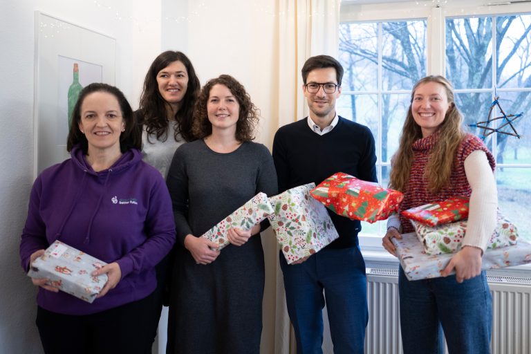 OB Horn verpackt Geschenke